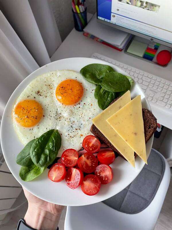 Hidangan sarapan seimbang dengan buah dan bahan segar di meja